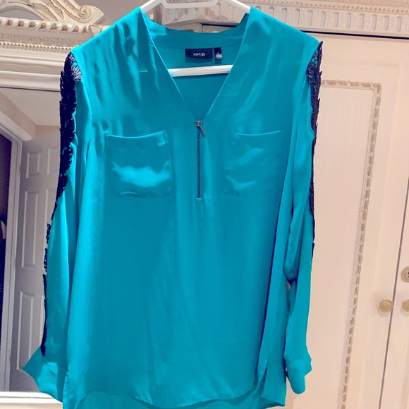 Amazing Apt9 green blouse with embroidery black color on the both sleeves. - Picture 7 of 10